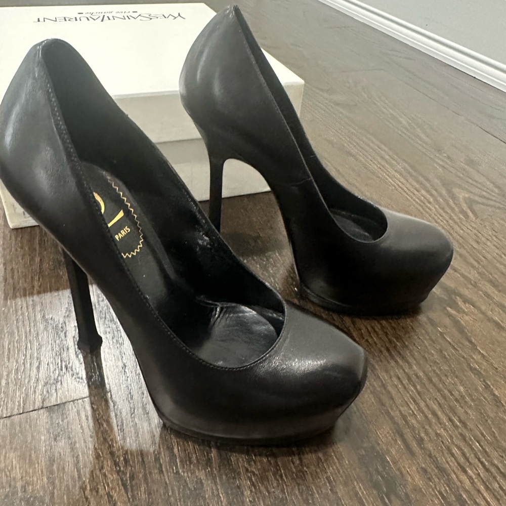 Yves Saint Laurent Tribtoo Napa Pump